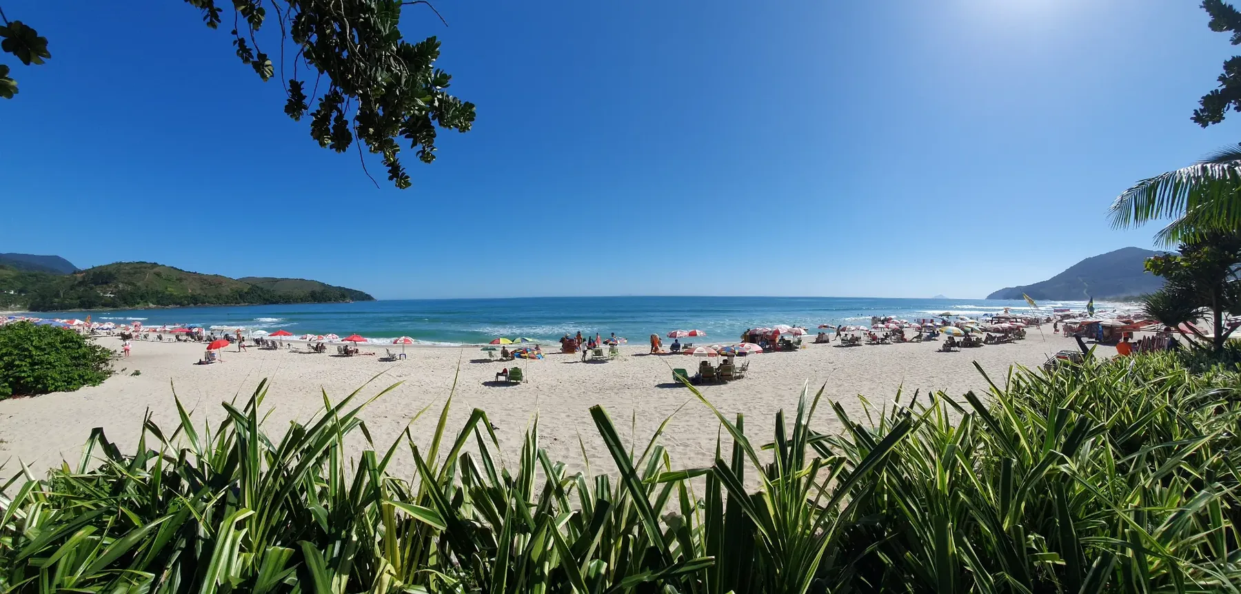 Praia de Maresias vista do jardim do condomínio